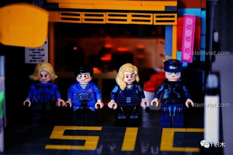 Các minifigures trong bộ xếp hình Mô Hình Quán Cà Phê Cyberpunk BrickCool KS001, chi tiết cao, đồ chơi sáng tạo cho trẻ em.