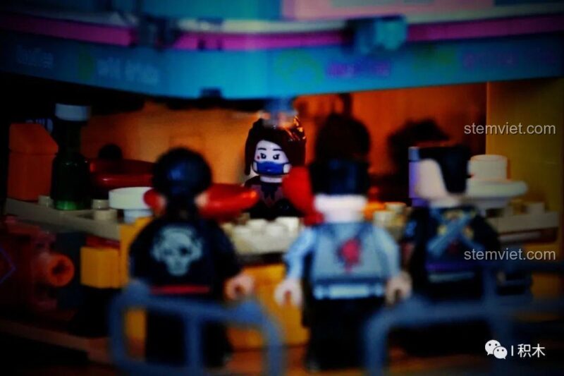 Minifigure với trang phục độc đáo trong bộ đồ chơi mô hình KS 001, thể hiện rõ phong cách Cyberpunk.