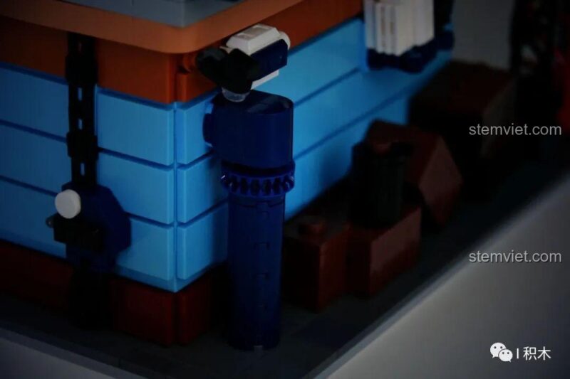 Góc nhìn chi tiết bên ngoài bộ xếp hình BrickCool KS001, thể hiện sự tỉ mỉ trong thiết kế kiến trúc.