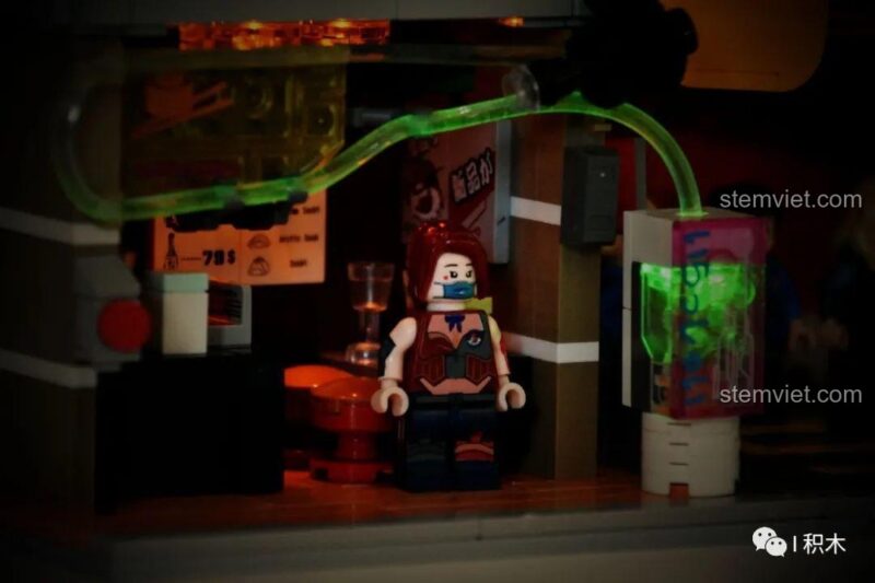 Chi tiết ống dẫn ánh sáng trong bộ lắp ráp Quán Cà Phê Góc Phố Cyberpunk BrickCool, tính năng đèn LED độc đáo.