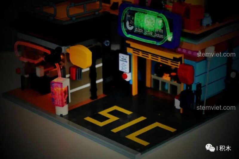 Góc phố Cyberpunk về đêm với ánh đèn lung linh từ bộ đồ chơi mô hình BrickCool 1, tạo không gian sống động.