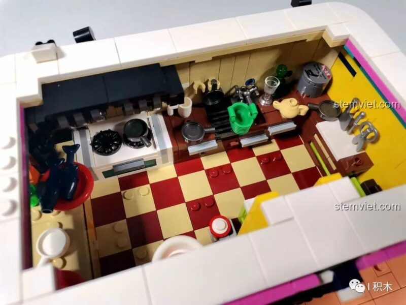 Nhìn từ trên xuống bên trong mô hình Nhà hàng Trung Hoa Cyberpunk BrickCool KS003, đồ chơi mô hình góc phố cyberpunk, cho thấy bố cục nội thất.