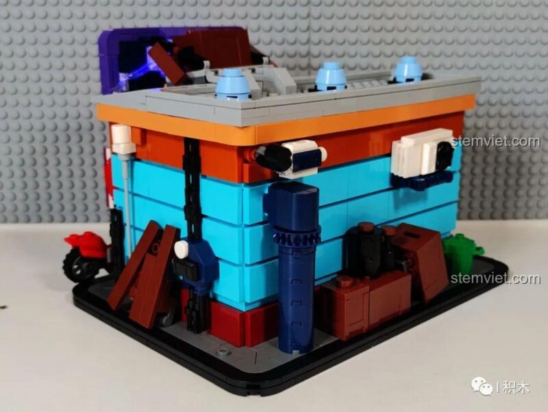 Chi tiết mặt sau của bộ lắp ghép BrickCool KS004 Cửa hàng thuốc góc phố Cyberpunk, bộ xếp hình KS 004.