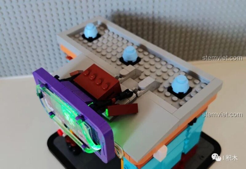 Cơ chế đèn LED của bộ lắp ghép BrickCool KS004 Cửa hàng thuốc góc phố Cyberpunk, đồ chơi xây dựng BrickCool KS 004.