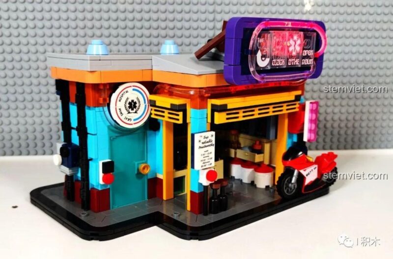 Góc nhìn tổng thể bộ lắp ghép BrickCool KS004 Cửa hàng thuốc góc phố Cyberpunk, BrickCool 004 Cửa hàng thuốc góc phố Cyberpunk.