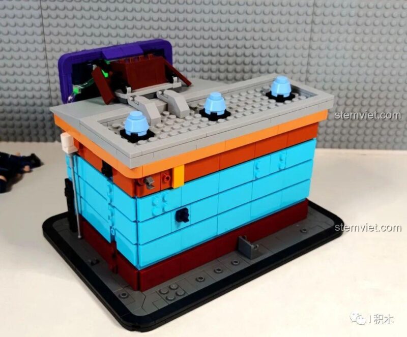 Mặt sau của bộ lắp ghép BrickCool KS004 Cửa hàng thuốc góc phố Cyberpunk, Góc phố tương lai BrickCool.
