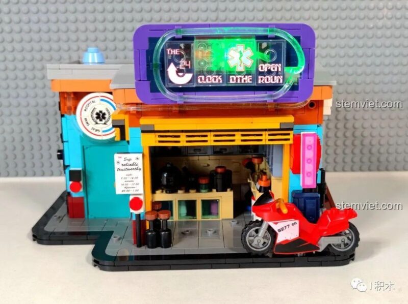 Mặt trước của bộ lắp ghép BrickCool KS004 Cửa hàng thuốc góc phố Cyberpunk với xe mô tô, đồ chơi mô hình KS004.