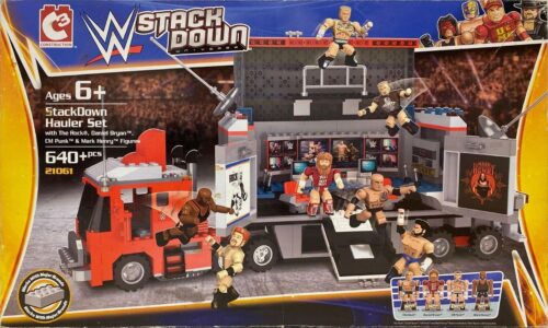 Mặt trước hộp bộ lắp ráp Xe Tải Sân Đấu WWE C3 Construction 21061 cho bé trai 6 tuổi, gồm 640 mảnh và 4 nhân vật The Rock, CM Punk.