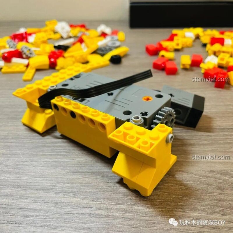 Các mảnh ghép cơ bản của bộ lắp ráp CaDA C51037 Mèo Thần Tài, chuẩn bị cho việc xây dựng nền tảng mô hình, ảnh review người dùng chụp.