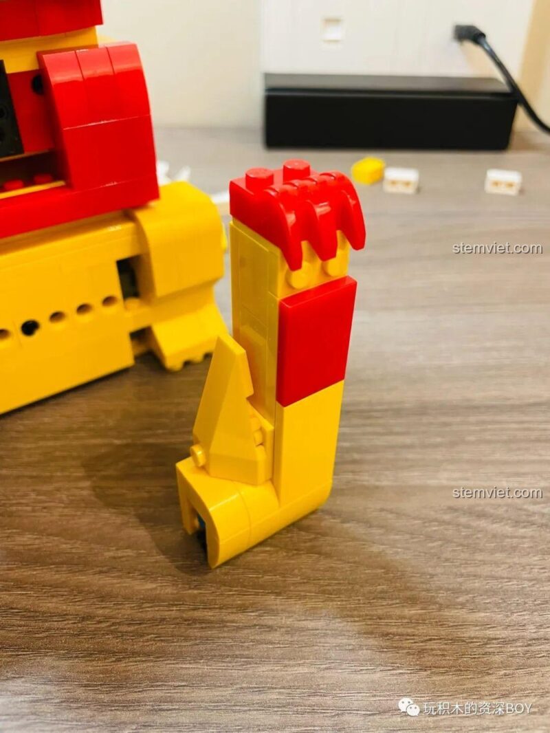 Mặt sau của mô hình Mèo Thần Tài CaDA C51037, cho thấy sự đơn giản trong thiết kế phía sau, ảnh review người dùng chụp.