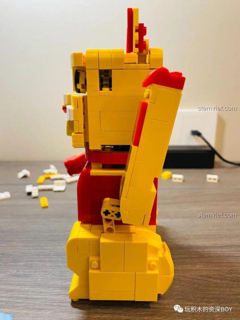 Mô hình Mèo Thần Tài CaDA C51037 đã hoàn thiện, nhìn từ phía sau, ảnh review người dùng chụp.