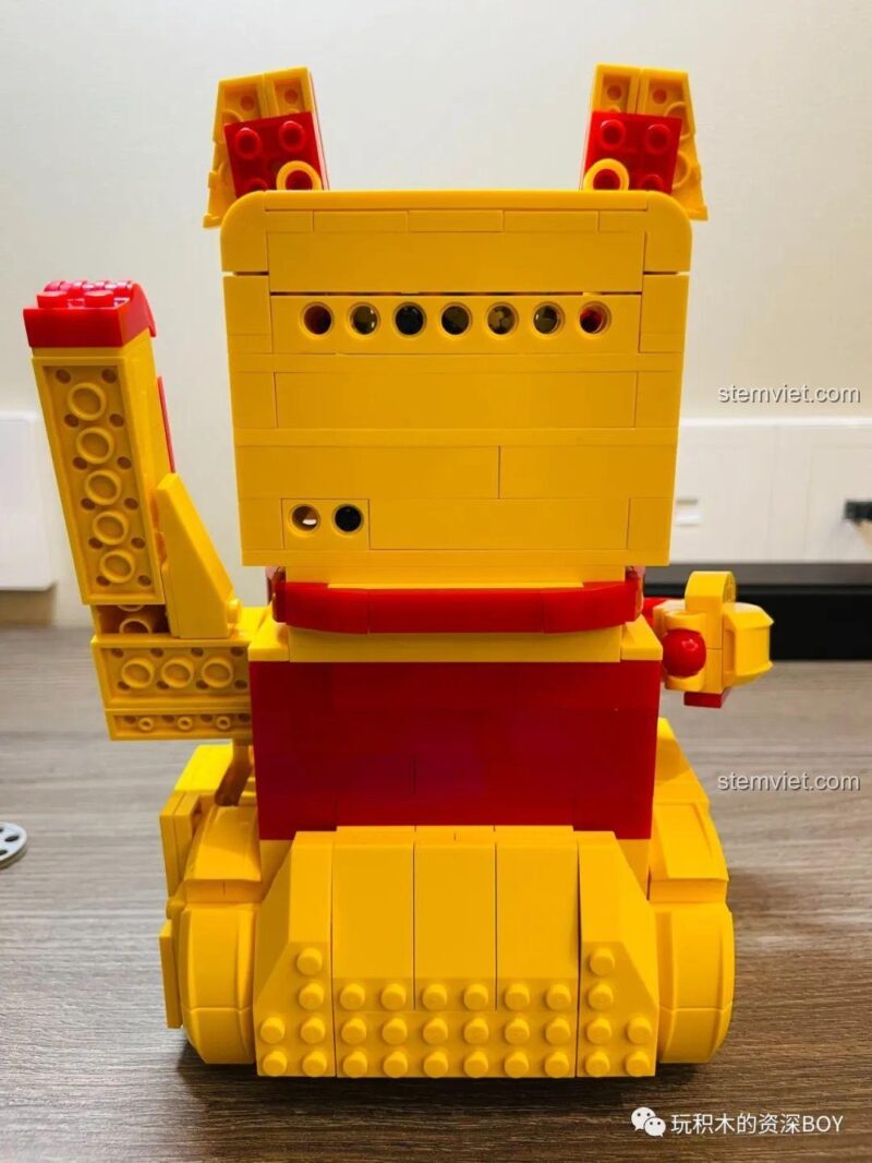 Mô hình Mèo Thần Tài CaDA C51037 đã hoàn thiện, nhìn từ phía sau, ảnh review người dùng chụp.