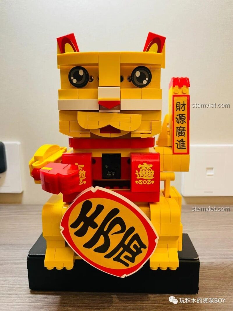 Mô hình Mèo Thần Tài CaDA C51037 đã hoàn thiện, với tấm biển "財源廣進" (tài nguyên quảng tiến) và biểu cảm đáng yêu, ảnh review người dùng chụp.