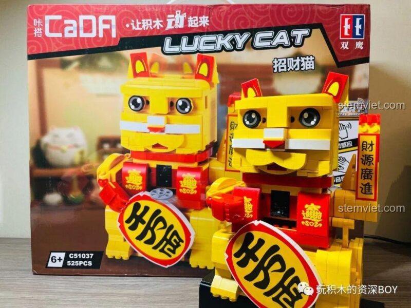Mô hình Mèo Thần Tài CaDA C51037 đã hoàn thiện, nhìn từ phía sau, ảnh review người dùng chụp.