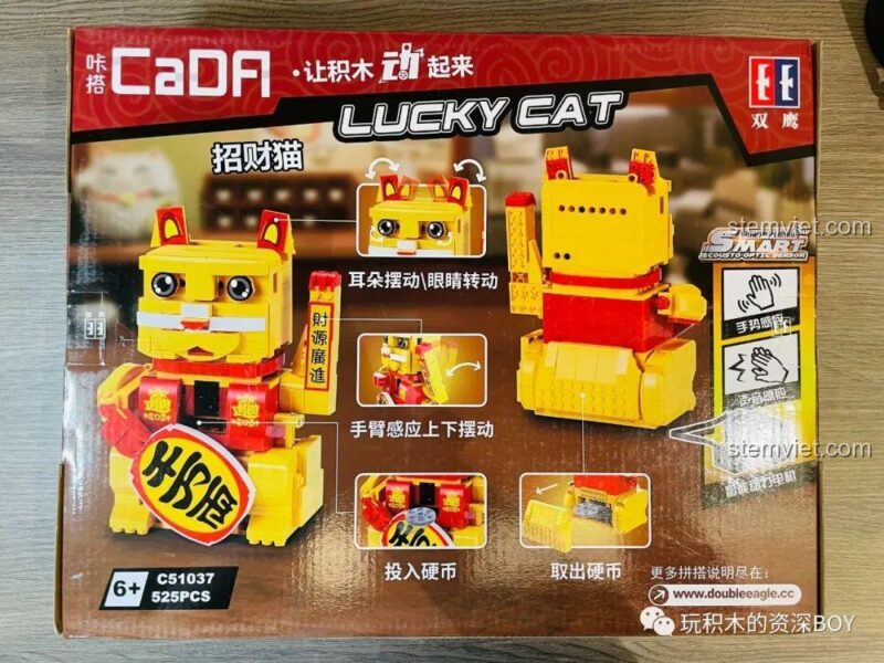 Ảnh hộp mặt sau của bộ đồ chơi CaDA C51037 Mèo Thần Tài, minh họa các tính năng cảm biến hồng ngoại, âm thanh và chức năng heo đất, ảnh review người dùng chụp.