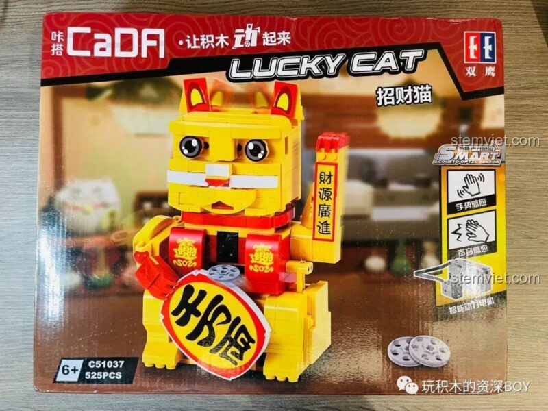 Ảnh hộp mặt trước của bộ lắp ghép CaDA C51037 Mèo Thần Tài May Mắn, hiển thị các tính năng thông minh và số mảnh ghép 525, ảnh review người dùng chụp.