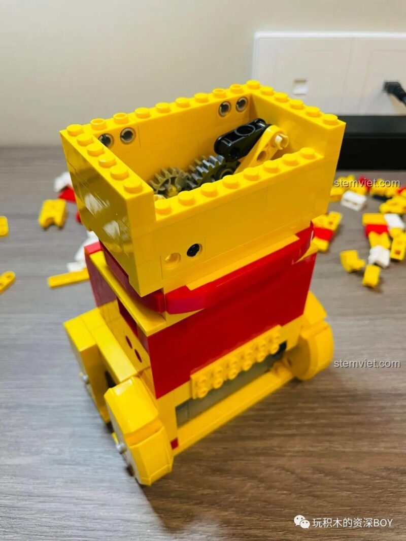 Cận cảnh phần thân mô hình CaDA C51037 Mèo Thần Tài, thể hiện các khớp nối và chi tiết lắp ráp tỉ mỉ, ảnh review người dùng chụp.