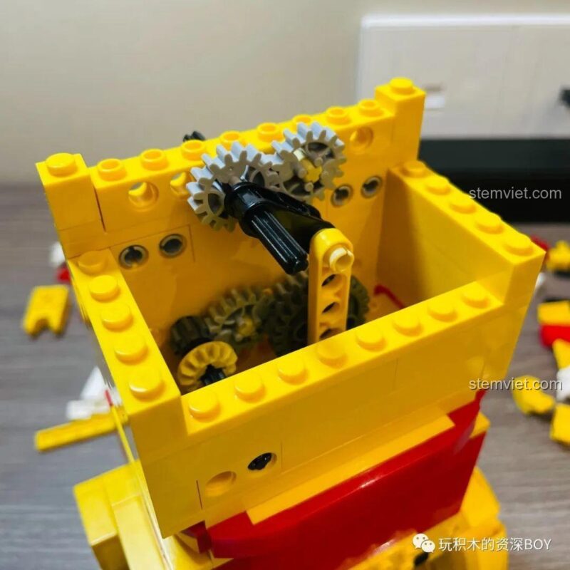 Bắt đầu lắp ráp phần đầu của mô hình Mèo Thần Tài CaDA C51037, với các khối màu vàng và đỏ, ảnh review người dùng chụp.