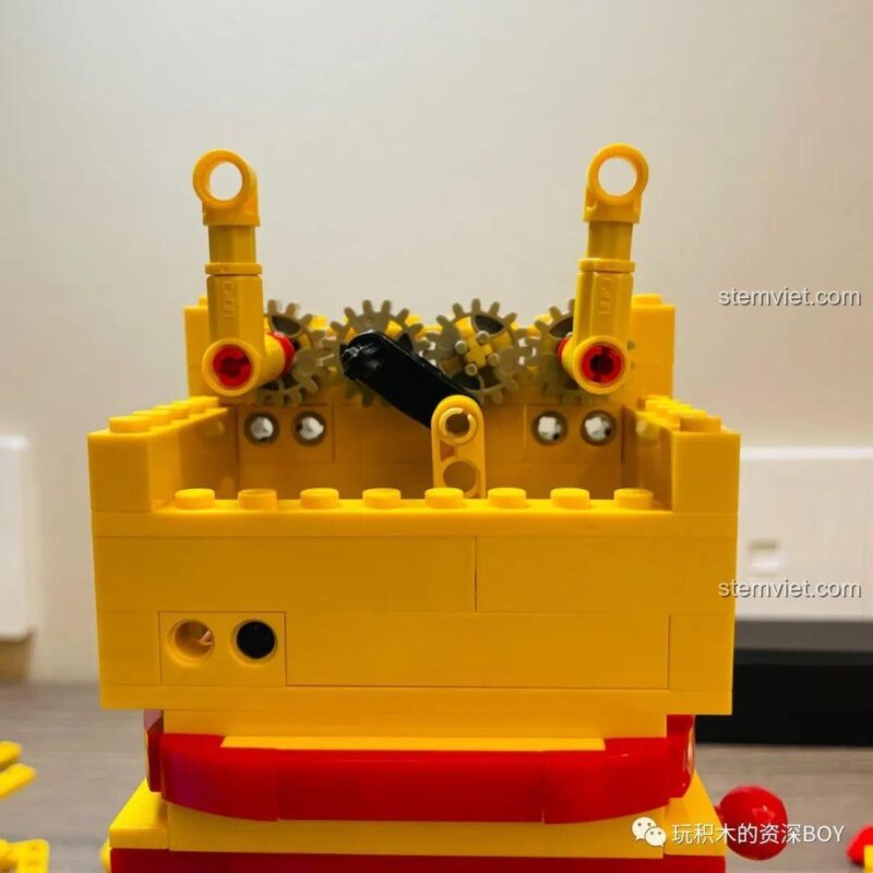 Mô hình Mèo Thần Tài CaDA C51037 với phần đầu gần hoàn chỉnh, các chi tiết mắt đen nổi bật, ảnh review người dùng chụp.
