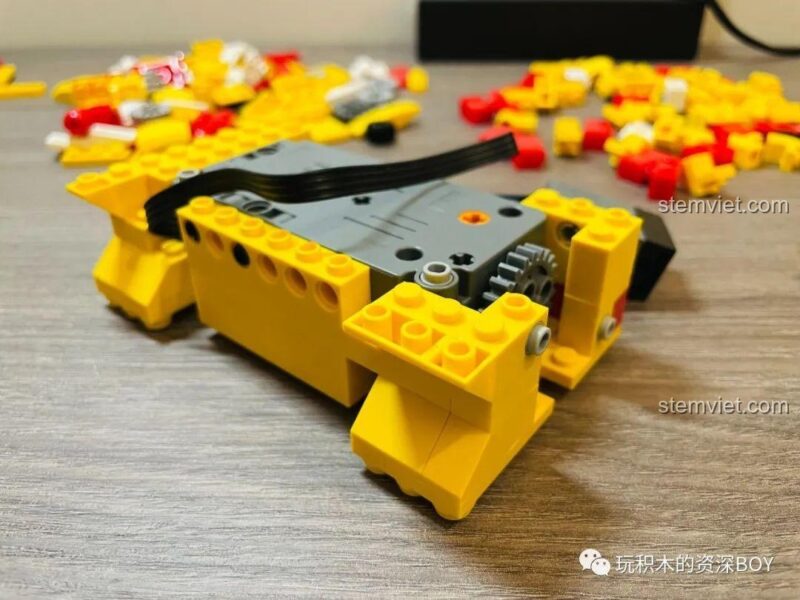 Quá trình lắp ráp phần đế của mô hình Mèo Thần Tài CaDA C51037, tích hợp động cơ thông minh, ảnh review người dùng chụp.