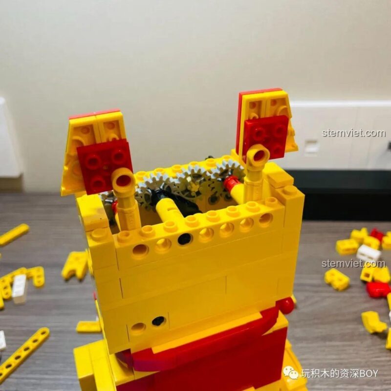 Cận cảnh phần đầu mô hình CaDA C51037 Mèo Thần Tài, với đôi mắt to tròn và biểu cảm đáng yêu, ảnh review người dùng chụp.