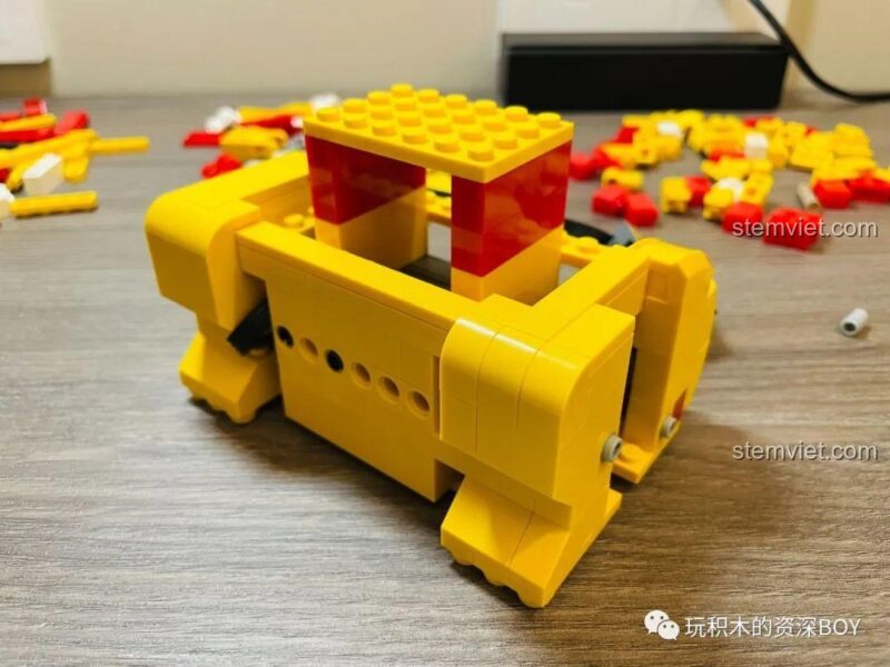 Cận cảnh phần đế mô hình Mèo Thần Tài CaDA C51037, với các chi tiết kỹ thuật được lắp đặt chắc chắn, ảnh review người dùng chụp.