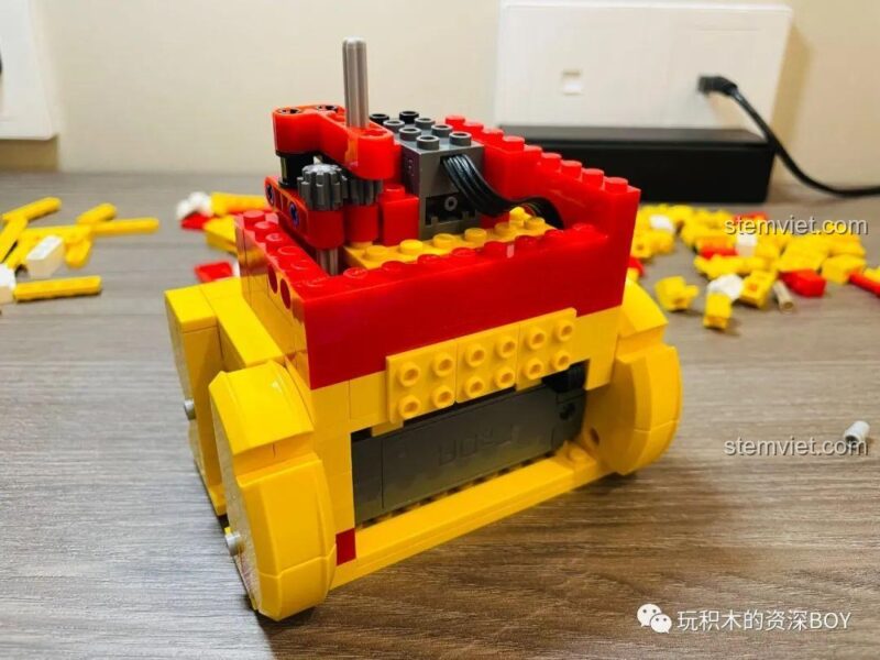 Mô hình Mèo Thần Tài CaDA C51037 với phần thân và đế đã được lắp ráp, sẵn sàng cho các chi tiết tiếp theo, ảnh review người dùng chụp.