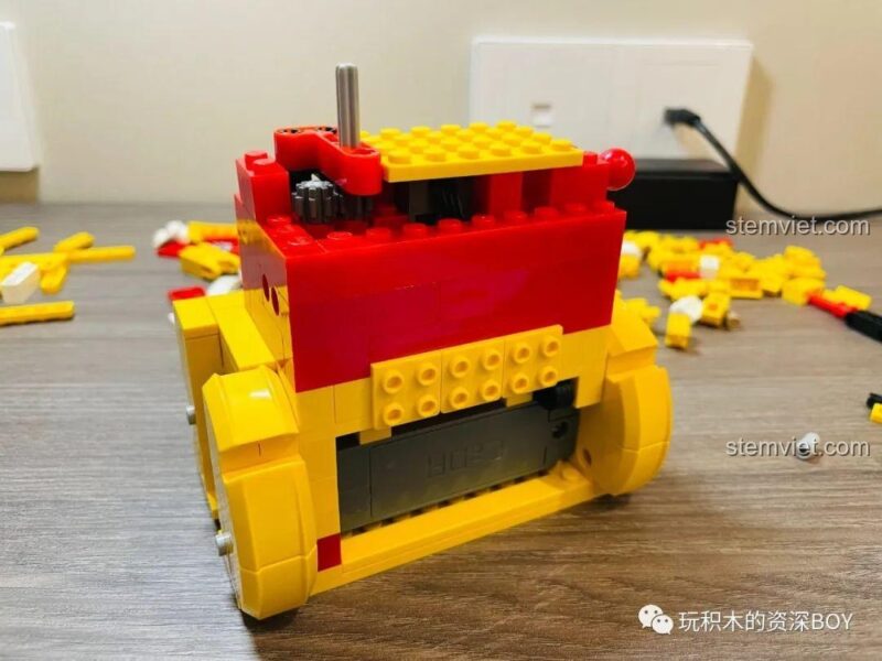 Phần thân mô hình Mèo Thần Tài CaDA C51037 được bổ sung các khối màu đỏ, tạo điểm nhấn và cấu trúc vững chắc, ảnh review người dùng chụp.