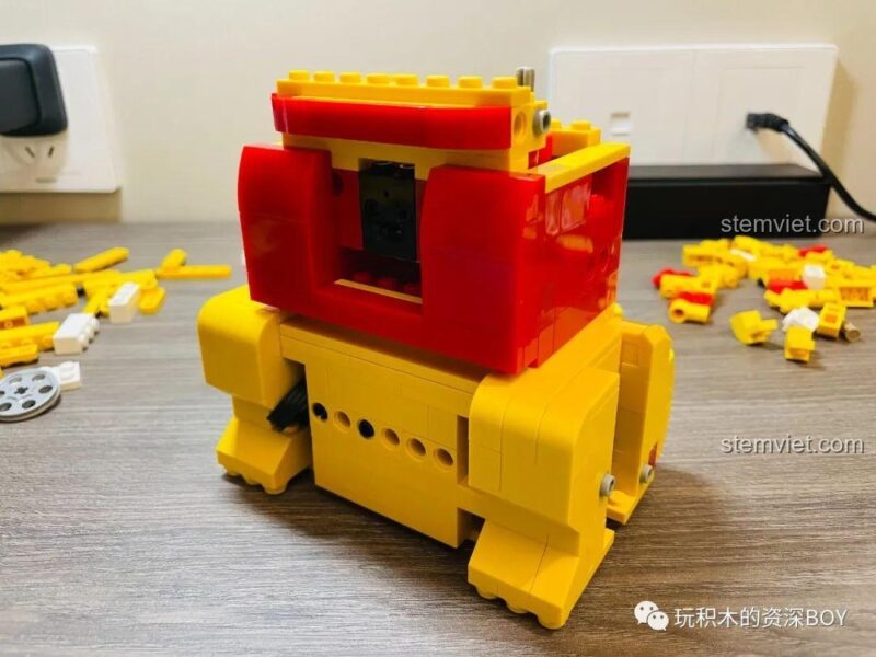 Quá trình lắp ráp phần thân trên của Mèo Thần Tài CaDA C51037, với các chi tiết kỹ thuật được tích hợp, ảnh review người dùng chụp.