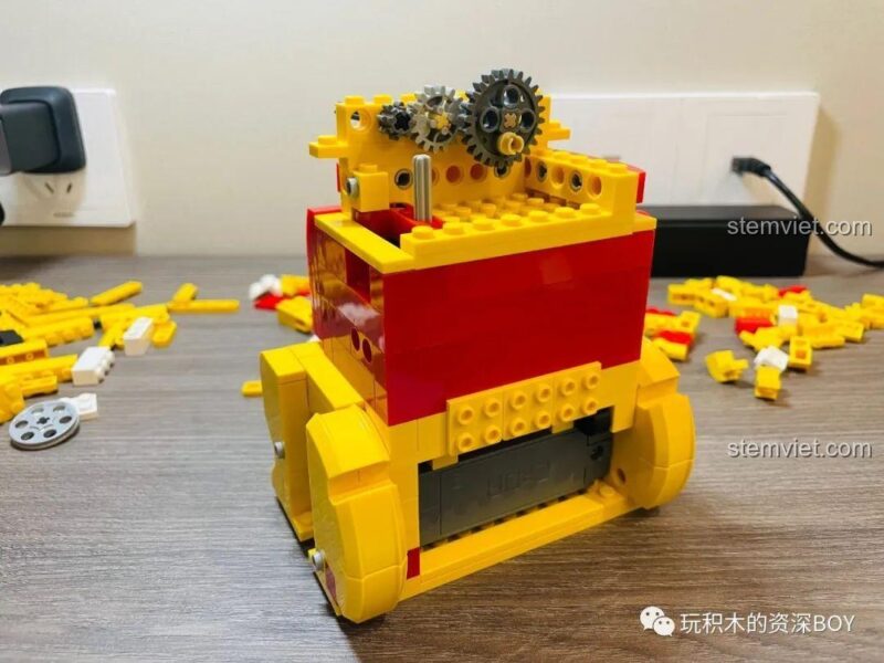 Mô hình Mèo Thần Tài CaDA C51037 với phần thân gần hoàn chỉnh, các chi tiết cơ khí bắt đầu lộ rõ, ảnh review người dùng chụp.