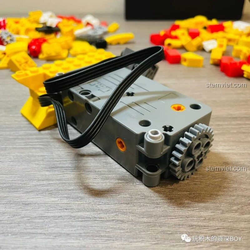 Chi tiết mảnh ghép màu vàng của bộ đồ chơi CaDA C51037 Mèo Thần Tài, thể hiện độ chính xác và khớp nối tốt, ảnh review người dùng chụp.