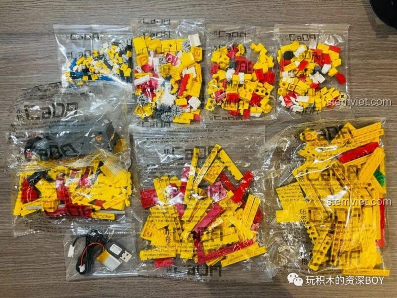 Các túi mảnh ghép của bộ lắp ráp CaDA C51037 Mèo Thần Tài, cho thấy sự phân loại chi tiết để dễ dàng lắp ráp, ảnh review người dùng chụp.