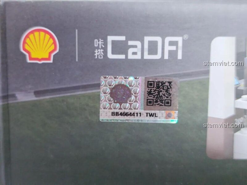 Cạnh hộp của Mô hình cửa hàng Shell Select CaDA, có logo Shell và CaDA, khẳng định sản phẩm bản quyền.
