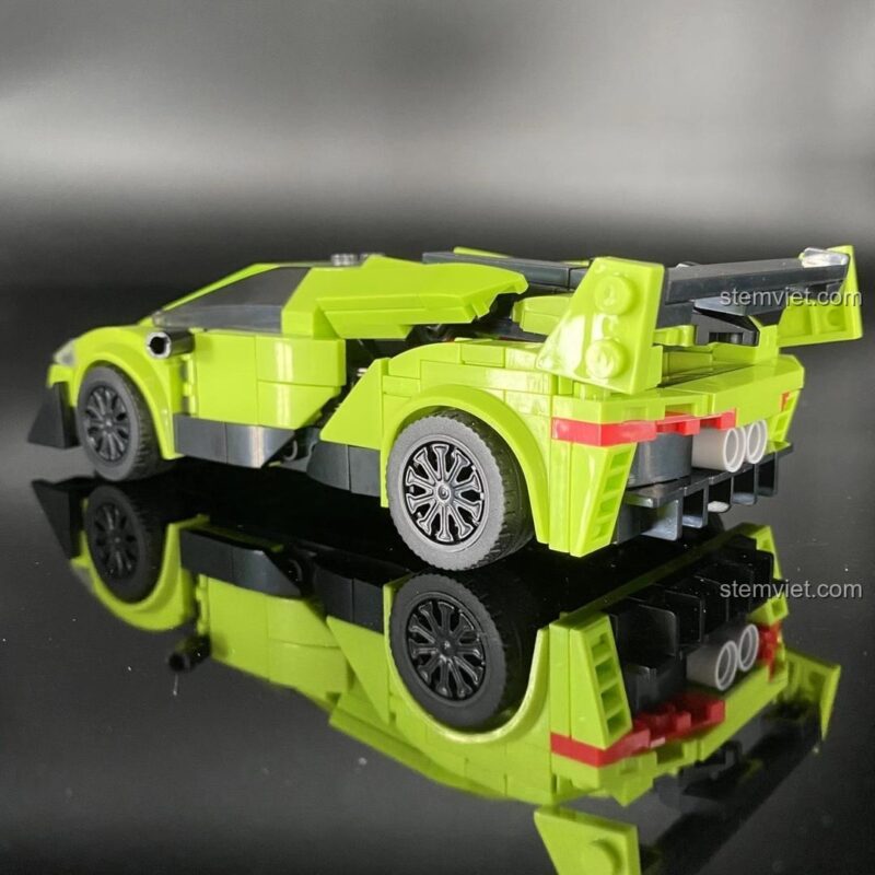 Chi tiết đuôi xe và cánh gió của bộ xếp hình Lamborghini Veneno 7023.