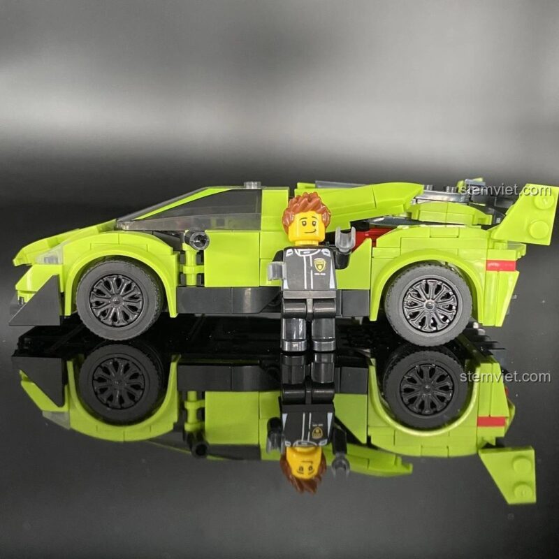Kích thước xe đua Lamborghini Veneno 7023 so với minifigure tay đua đi kèm.