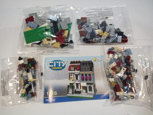 Bên trong bộ đồ chơi xếp hình DECOOL 1116 gồm các túi mảnh ghép và sách hướng dẫn lắp ráp Cửa hàng thú cưng.
