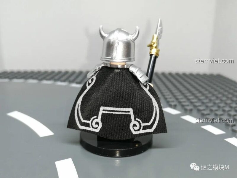 Minifigure Khương Duy DECOOL 20326, nhân vật Tam Quốc với trang phục xanh lá nổi bật, đồ chơi mô hình cho bé trai.