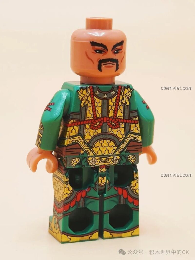 Minifigure Chu Thương trang bị đầy đủ giáp, mũ và vũ khí, sẵn sàng hộ vệ Quan Vũ trong bộ lắp ghép 20802.
