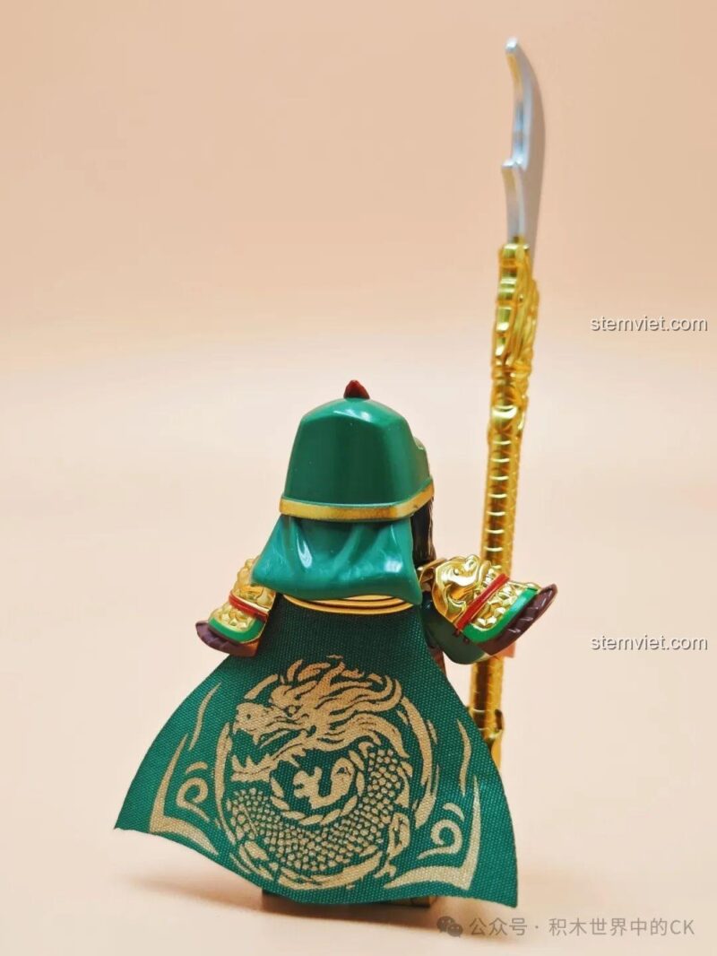 Mô hình chiến thuyền của Quan Vũ với lá cờ chữ 'Quan' đặc trưng, thuộc bộ xếp hình 20802.