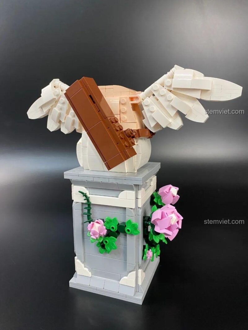 Cận cảnh cung tên của Tượng Thần Tình Yêu Cupid DOKI 846681, với mũi tên hình trái tim màu hồng.