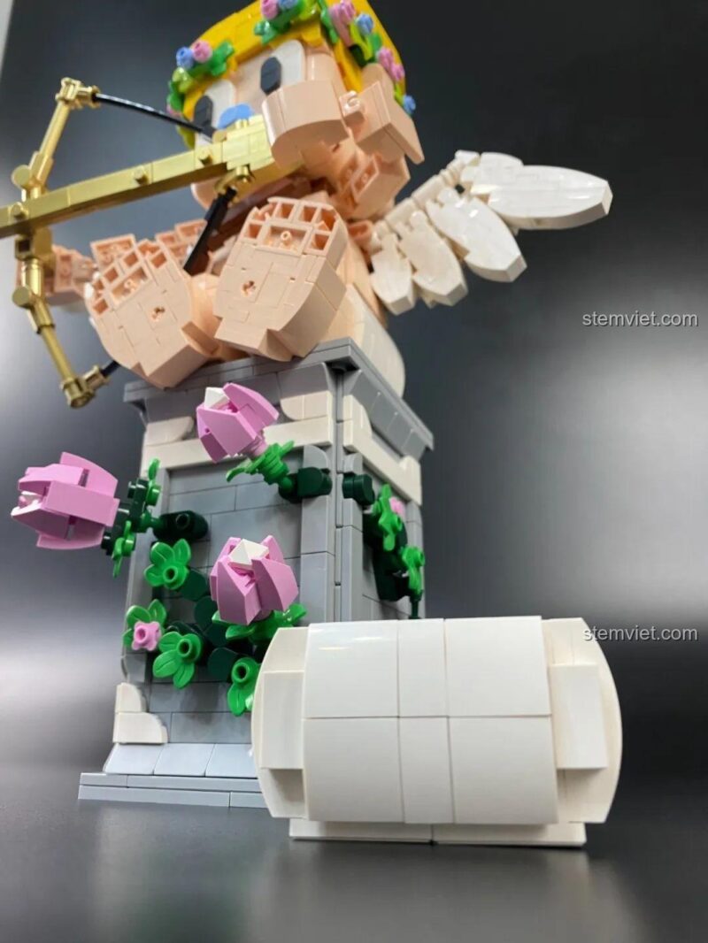 Mô hình Cupid 846681 DOKI đứng cạnh bệ, thể hiện khả năng tạo nhiều tư thế và tính năng độc đáo.