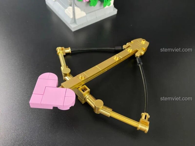 Mô hình Cupid 846681 DOKI trong tư thế ngắm bắn, thể hiện tính năng tạo dáng linh hoạt.