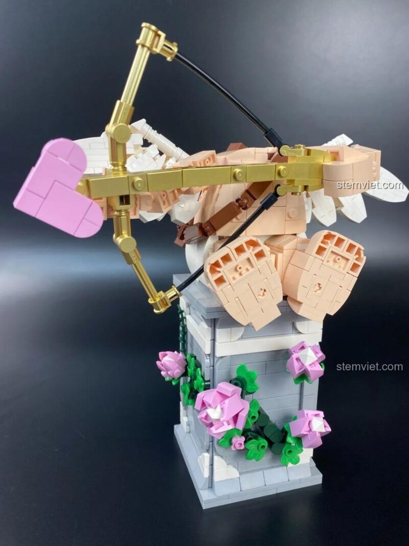 Quá trình lắp ráp phần đầu của Mô hình Cupid 846681 DOKI, với các chi tiết mắt và miệng.