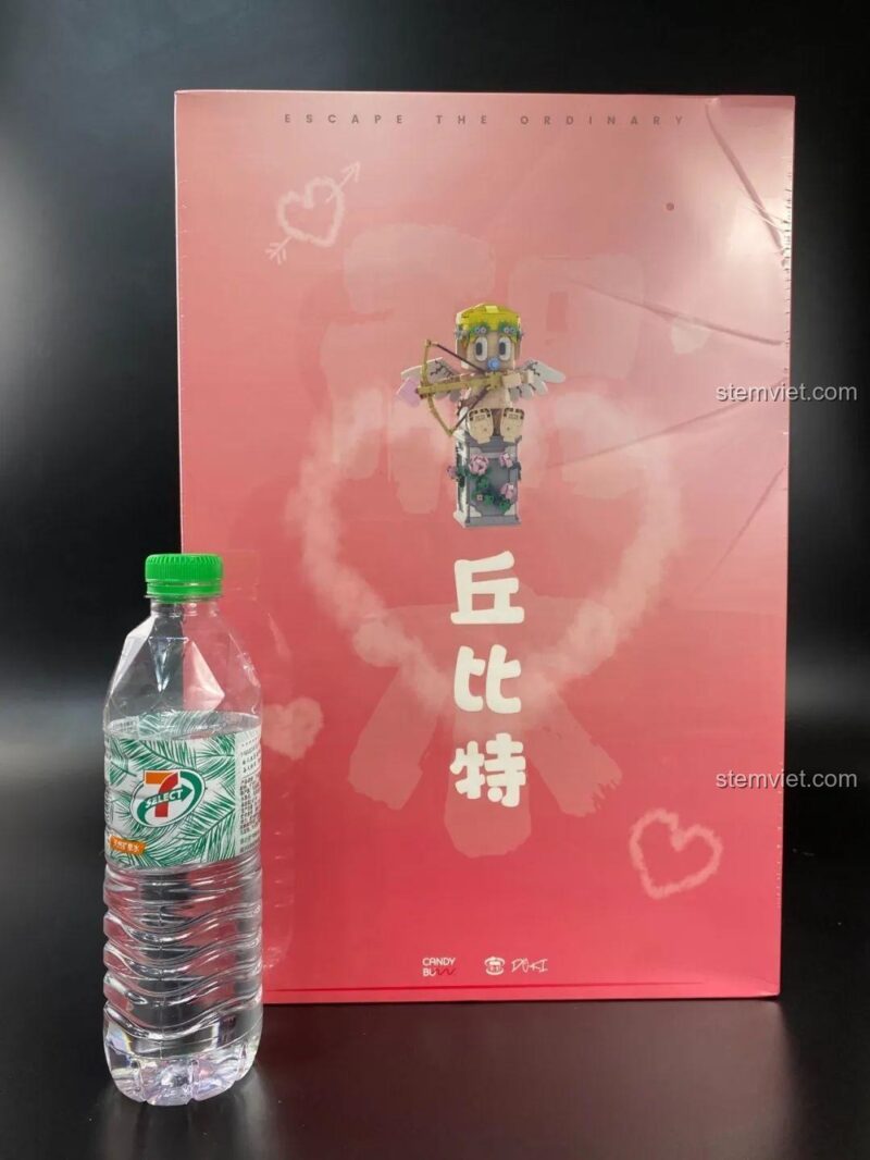 Kích thước hộp bộ lắp ghép Tượng Thần Tình Yêu Cupid DOKI 846681 so sánh với chai nước, giúp người mua hình dung rõ hơn.
