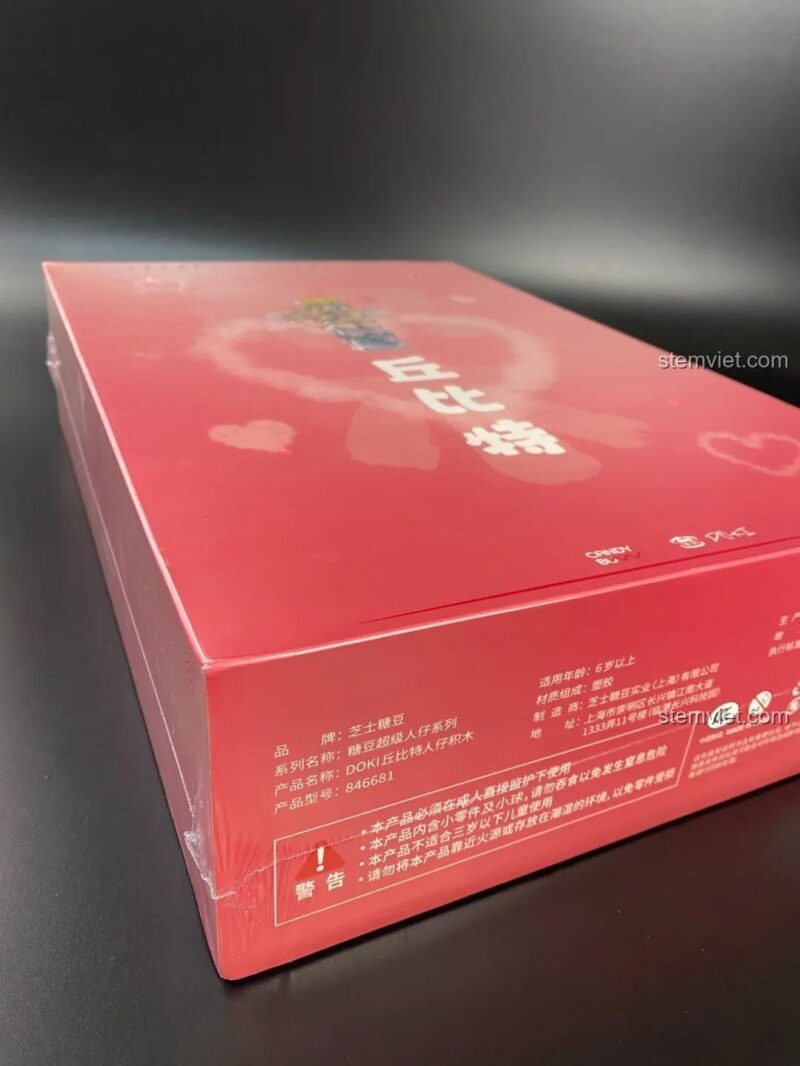 Thông tin chi tiết trên hộp đồ chơi mô hình Cupid 846681, bao gồm hãng sản xuất DOKI và mã sản phẩm.