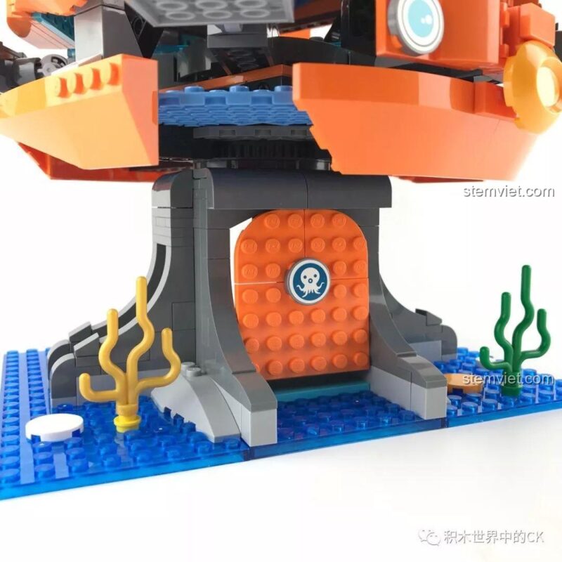Cận cảnh cửa ra vào của đồ chơi mô hình Trụ Sở Hải Đội Octonauts 3708, với logo bạch tuộc đặc trưng, thể hiện độ chi tiết cao của bộ lắp ghép Enlighten.