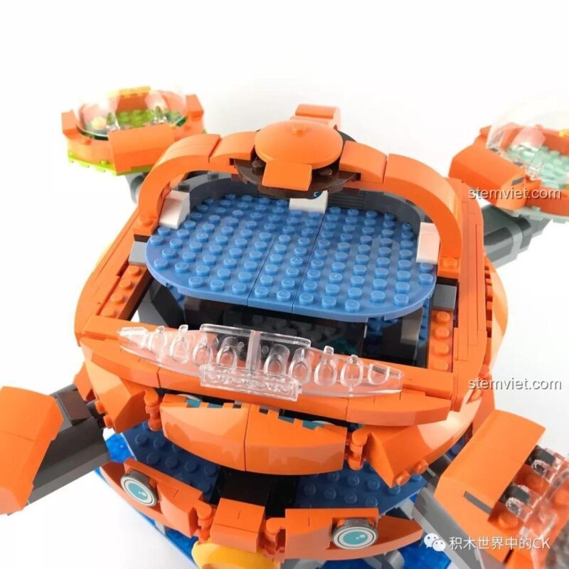 Chi tiết phần nóc của đồ chơi lắp ráp Căn Cứ Octonauts 3708 có thể mở ra, cho phép bé dễ dàng tương tác với không gian bên trong, kích thích trí tưởng tượng và sáng tạo.