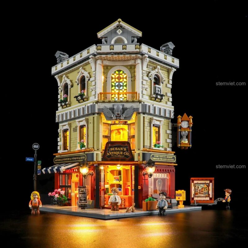 Mô hình Cửa hàng Sưu tầm Susan's Antique Co. 9033 được thắp sáng lung linh vào ban đêm nhờ bộ đèn LED tích hợp, tạo nên một khung cảnh ấm cúng và hoài cổ.