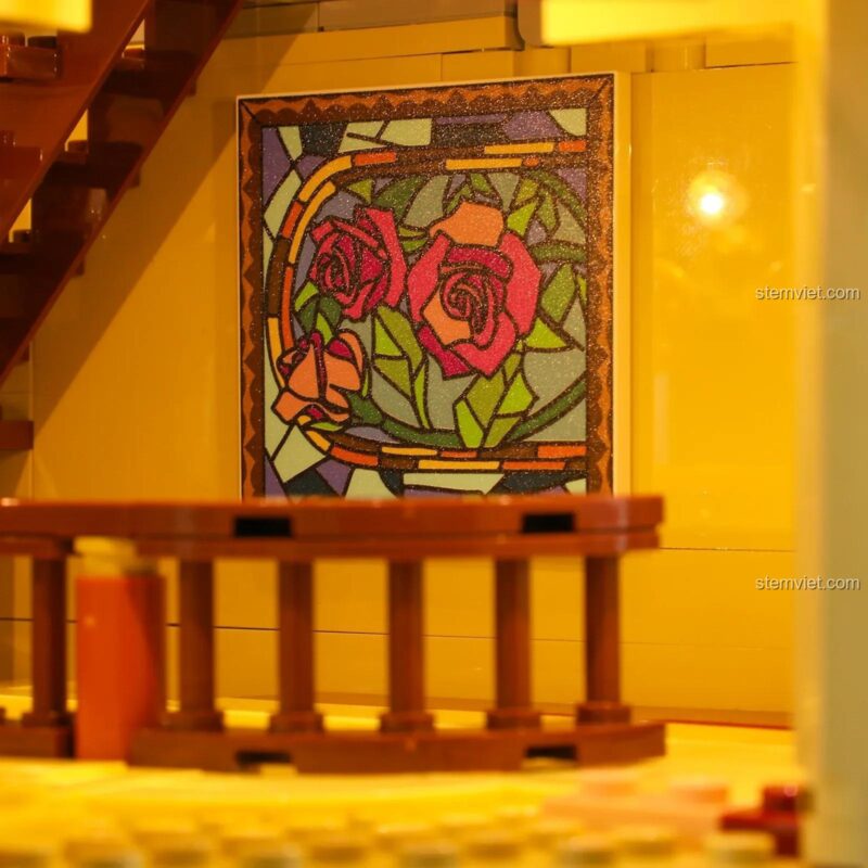 Nội thất bên trong với một bức tranh kính màu hoa hồng, một chi tiết nghệ thuật tinh tế của bộ lắp ghép Cửa Hàng Đồ Cổ.