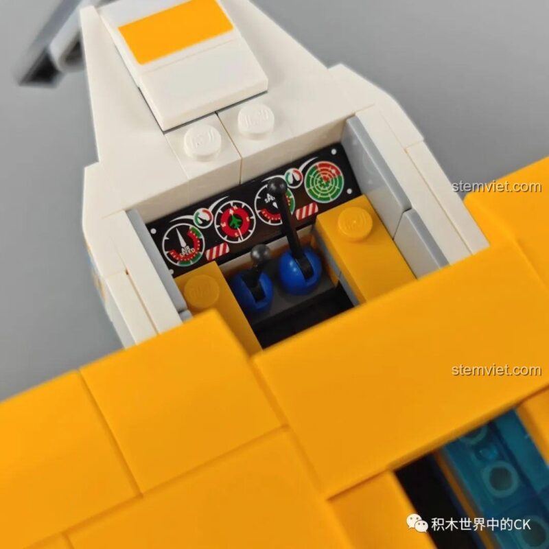 Máy bay tham quan Yakai GUDI 10501 với sticker trang trí, đồ chơi mô hình cho bé trai 6 tuổi, màu sắc tươi sáng.